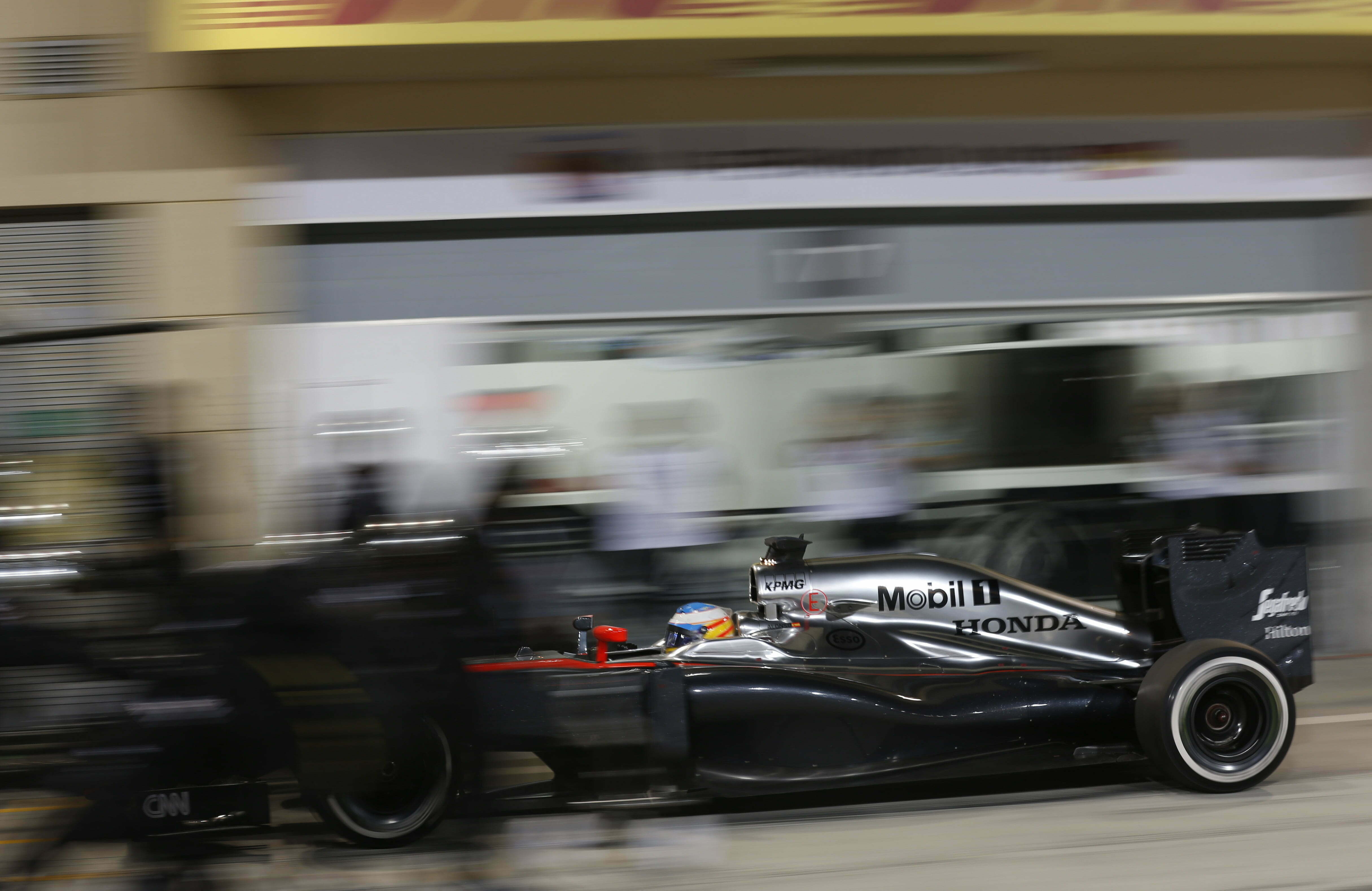Fernando Alonso pits.