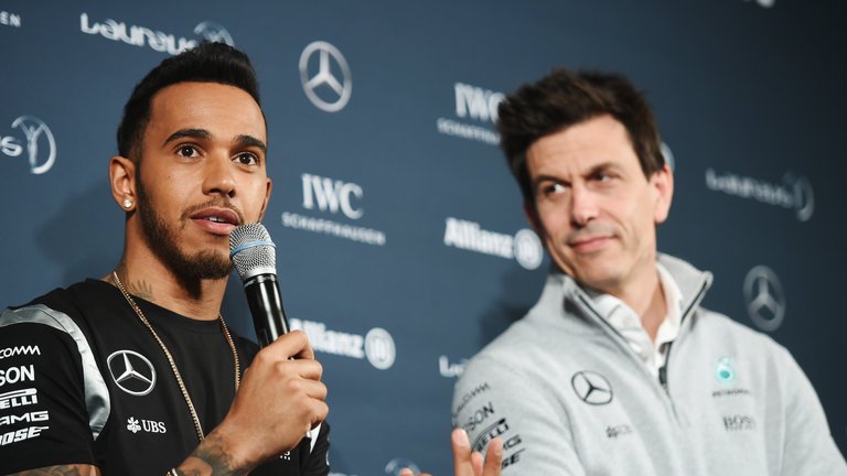 toto-wolff-lewis-hamilton_3454978