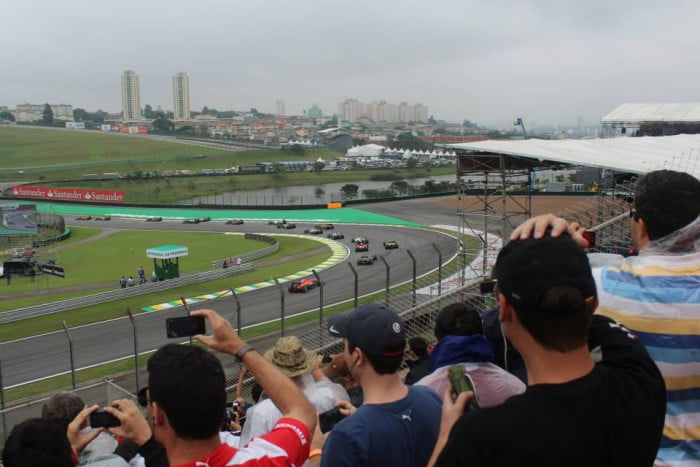Por que o pedreiro gosta de assistir à corrida de Fórmula 1