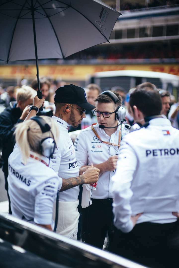 Mensagens de rádio da F1: Lewis Hamilton é conhecido por reclamar dos pneus e dar dor de cabeça para o engenheiro Bono