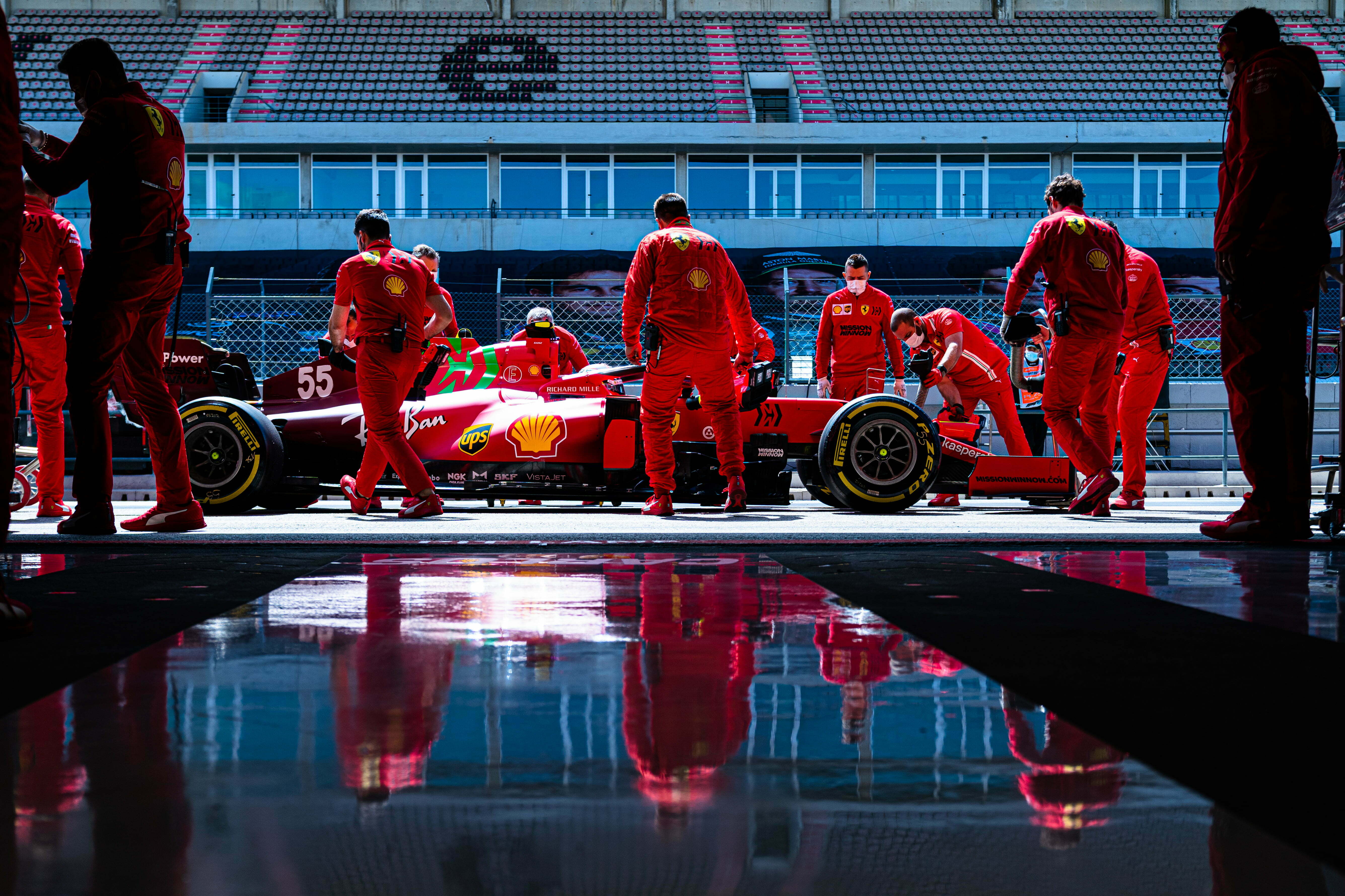O que é F1 e mais 30 conceitos básicos: mecânicos da Ferrari mantêm carro de Carlos Sainz refrigerado nos boxes