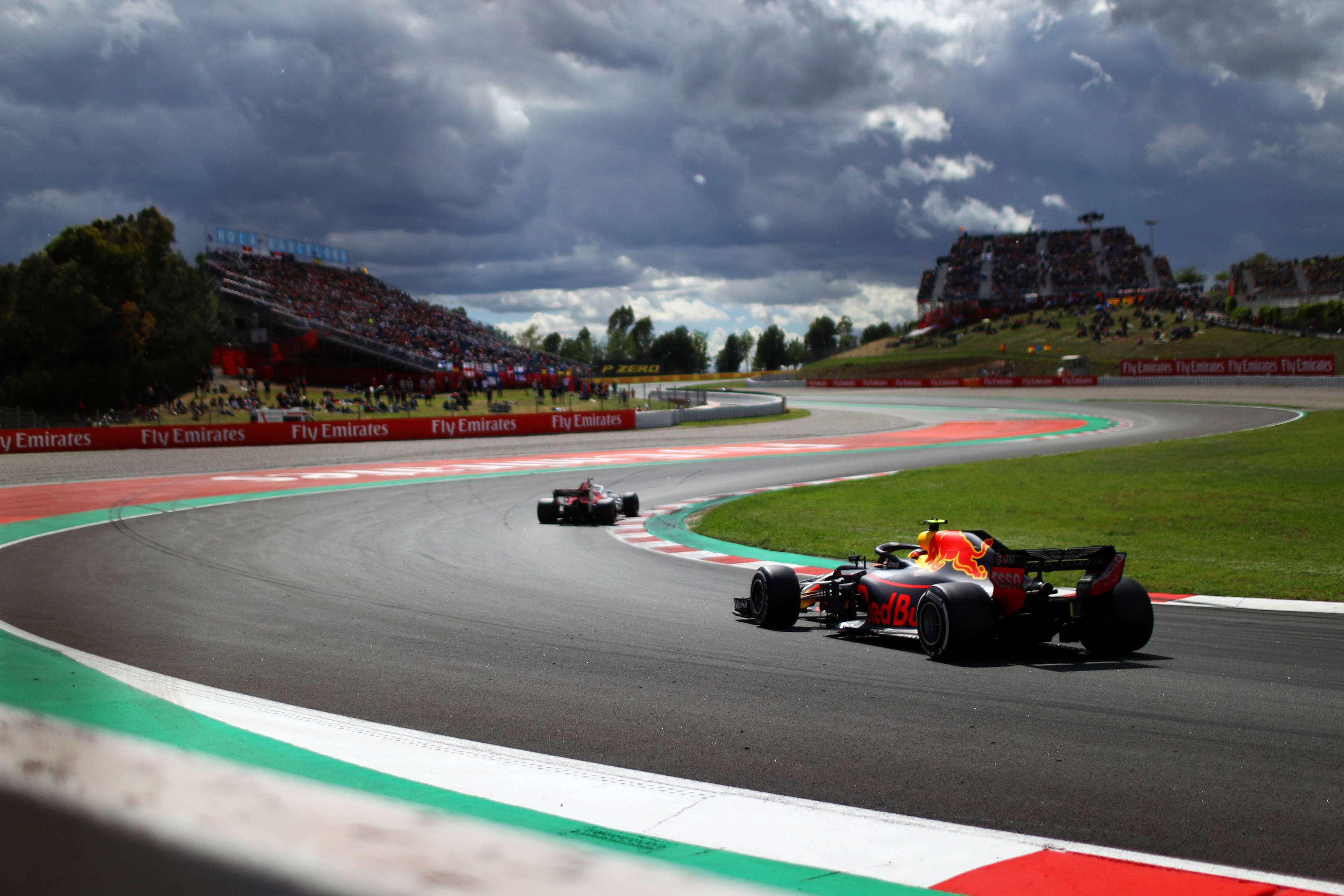 O que é F1 e mais 30 conceitos básicos: Red Bull segue outro carro de perto, sofrendo efeito da turbulência