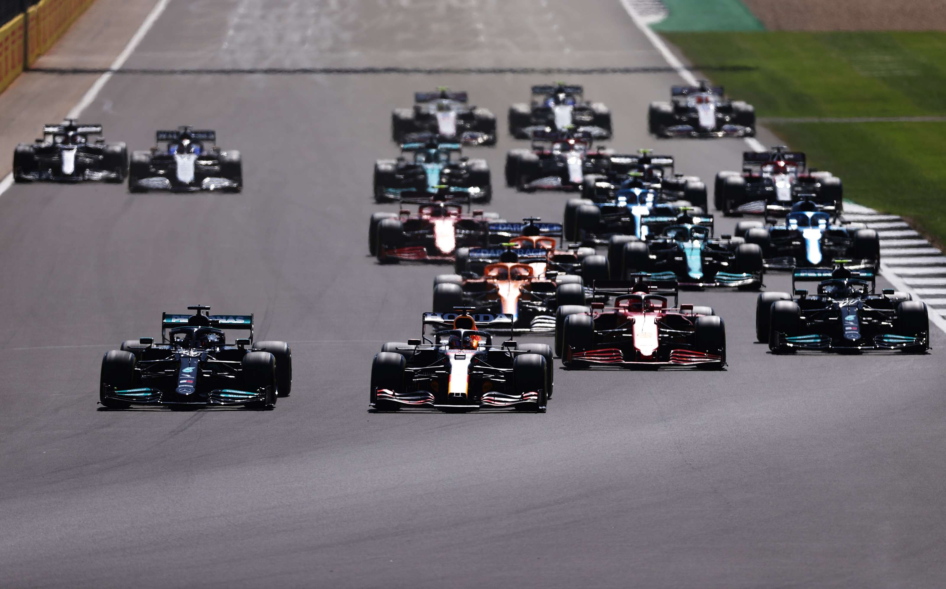 Max Verstappen bate Leclerc e vence corrida sprint em Imola