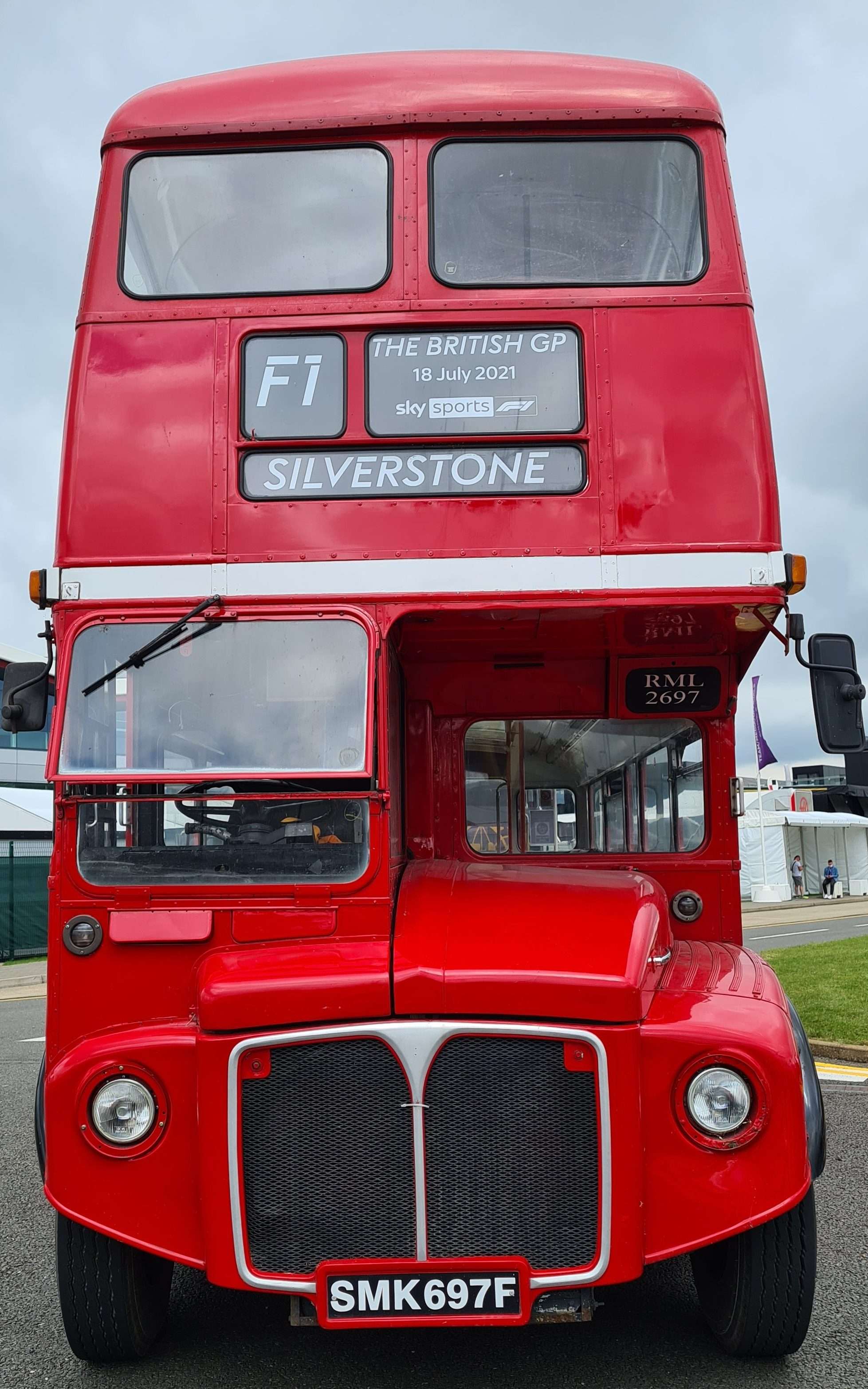 10 curiosidades da Inglaterra: tem ônibus de dois andares dentro de Silverstone