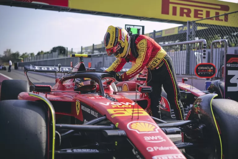 Leclerc cumprimenta Sainz pela pole do GP da Itália de 2023
