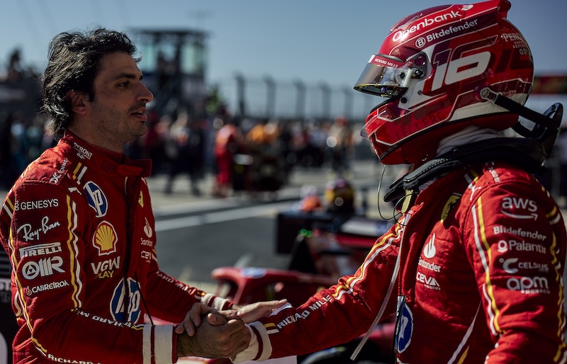 Dobradinha da Ferrari com uma mãozinha de Verstappen