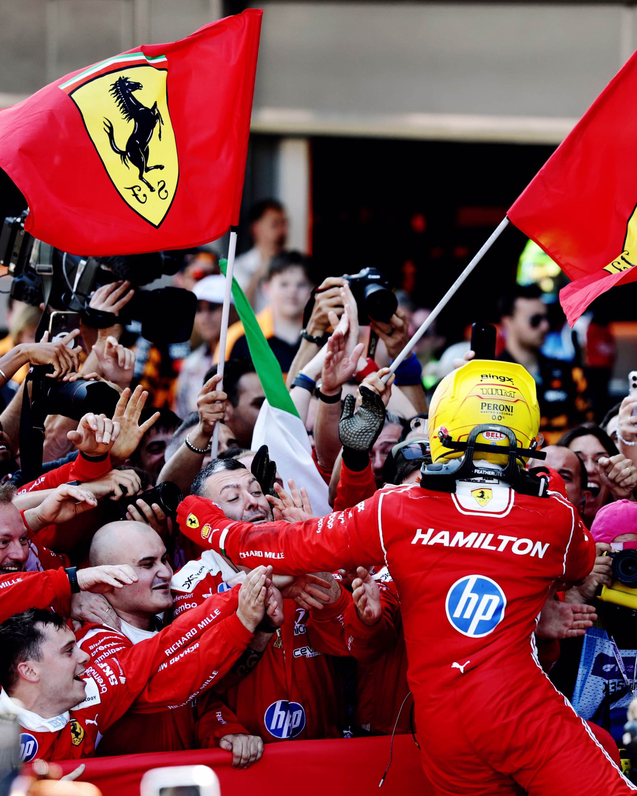 Hamilton fez a sua sorte para vencer a primeira com a Ferrari