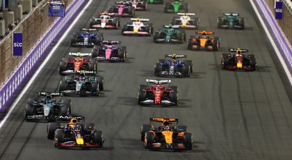 JEDDAH, SAUDI ARABIA - APRIL 20: Oscar Piastri of Australia driving the (81) McLaren MCL39 Mercedes leads Max Verstappen of the Netherlands driving the (1) Oracle Red Bull Racing RB21 George Russell of Great Britain driving the (63) Mercedes AMG Petronas F1 Team W16 and the rest of the field at the start during the F1 Grand Prix of Saudi Arabia at Jeddah Corniche Circuit on April 20, 2025 in Jeddah, Saudi Arabia. (Photo by Sam Bloxham/LAT Images)