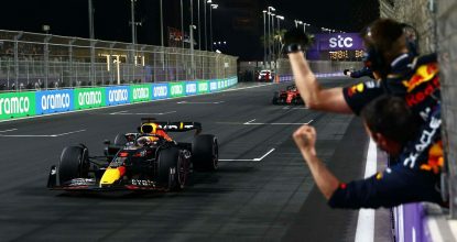 JEDDAH, SAUDI ARABIA - MARCH 27: Race winner Max Verstappen of the Netherlands driving the (1) Oracle Red Bull Racing RB18 passes his team celebrating on the pitwall during the F1 Grand Prix of Saudi Arabia at the Jeddah Corniche Circuit on March 27, 2022 in Jeddah, Saudi Arabia. (Photo by Mark Thompson/Getty Images) // Getty Images / Red Bull Content Pool // SI202203270606 // Usage for editorial use only //