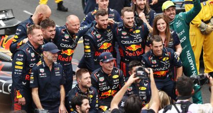 Max Verstappen celebra vitória no GP de Mônaco de 2023 com Alonso de penetra